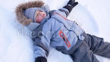婴儿躺在雪地上，慢慢地变成雪<strong>天使</strong>